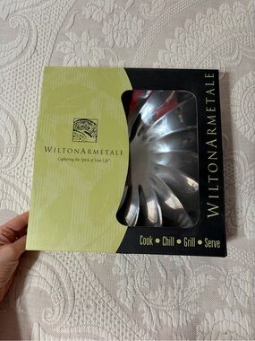 Wilton Armetale Eddy 2 quart bowl NWT beautiful cook and serve wear versatility